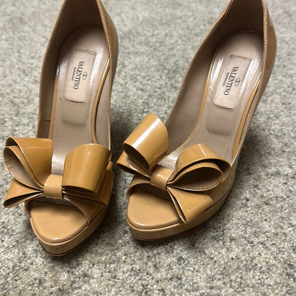 Valentino Bow Pumps – Size 35.5
Elegant and feminine Valentino pumps